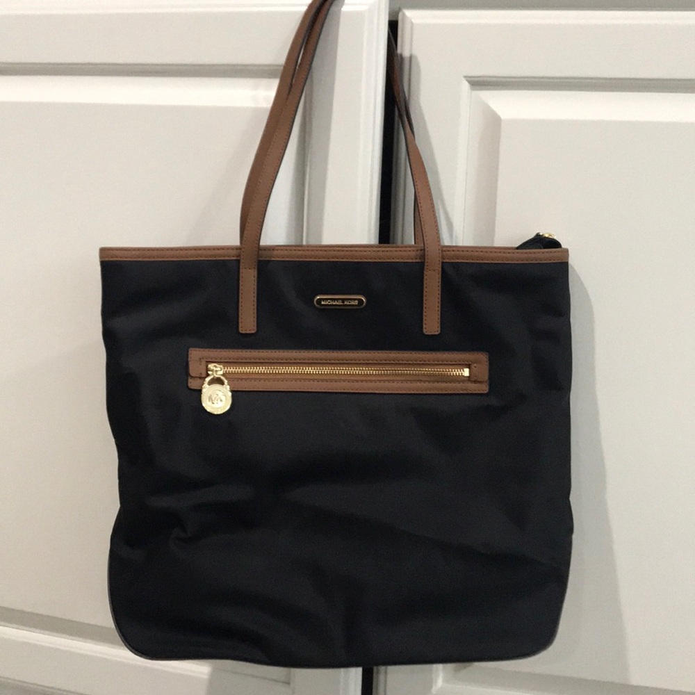 Sold..Micheal Kors large tote💖 - Picture 2 of 8